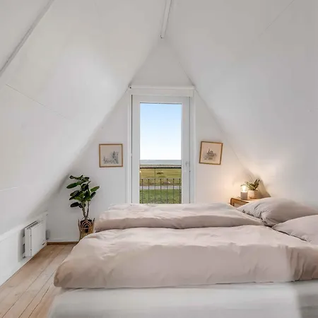 Cozy With Sea View בית נופש