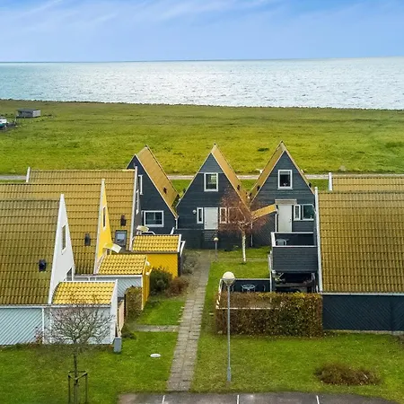 Semesterbostad Family With Sea View In